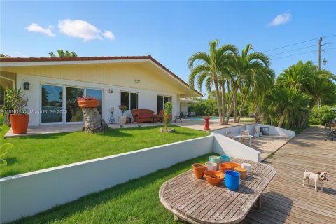 House in Lighthouse Point, Florida 3 bedrooms, 209.31 sq.m. № 1952039 - photo 24