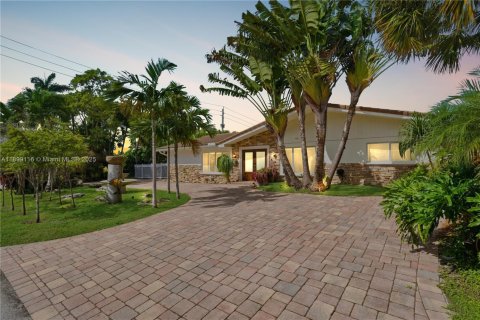 House in Lighthouse Point, Florida 3 bedrooms, 209.31 sq.m. № 1952039 - photo 1
