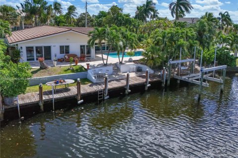 House in Lighthouse Point, Florida 3 bedrooms, 209.31 sq.m. № 1952039 - photo 3