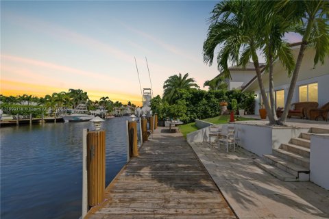 House in Lighthouse Point, Florida 3 bedrooms, 209.31 sq.m. № 1952039 - photo 5