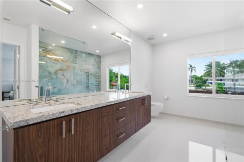 House in Lighthouse Point, Florida 3 bedrooms, 209.31 sq.m. № 1952039 - photo 17