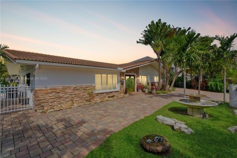 House in Lighthouse Point, Florida 3 bedrooms, 209.31 sq.m. № 1952039 - photo 2