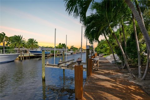 House in Lighthouse Point, Florida 3 bedrooms, 209.31 sq.m. № 1952039 - photo 4