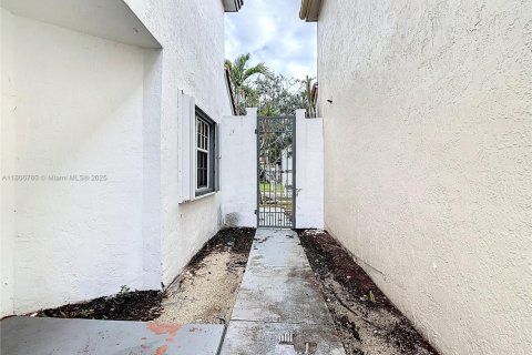 House in Cooper City, Florida 3 bedrooms, 193.61 sq.m. № 1739387 - photo 8