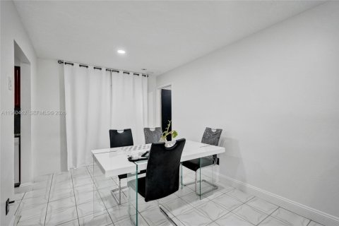 House in Tamarac, Florida 2 bedrooms, 120.22 sq.m. № 2027711 - photo 19