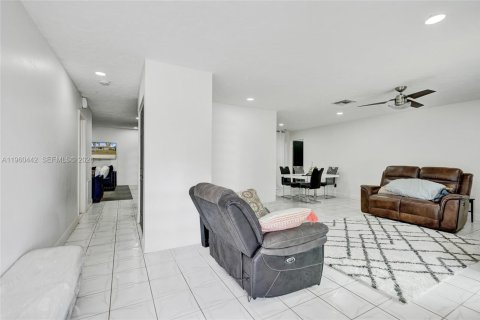 House in Tamarac, Florida 2 bedrooms, 120.22 sq.m. № 2027711 - photo 16