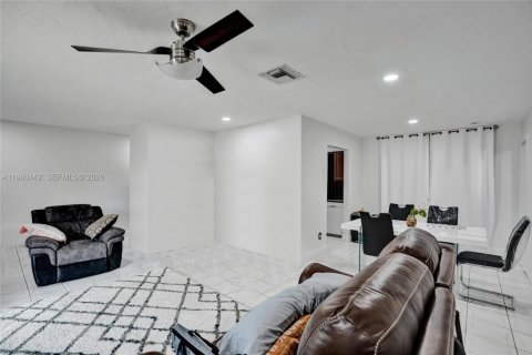 House in Tamarac, Florida 2 bedrooms, 120.22 sq.m. № 2027711 - photo 21