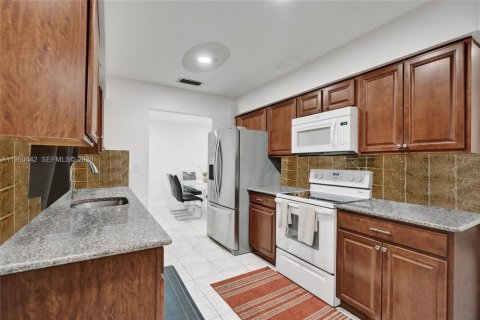 House in Tamarac, Florida 2 bedrooms, 120.22 sq.m. № 2027711 - photo 10