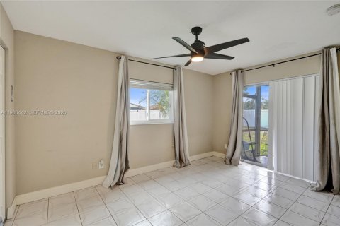 House in Tamarac, Florida 2 bedrooms, 120.22 sq.m. № 2027711 - photo 4