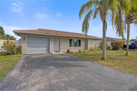 House in Tamarac, Florida 2 bedrooms, 120.22 sq.m. № 2027711 - photo 2