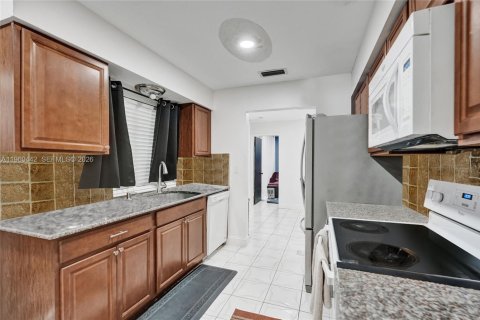 House in Tamarac, Florida 2 bedrooms, 120.22 sq.m. № 2027711 - photo 12