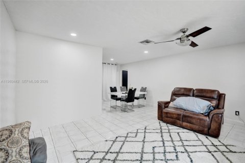 House in Tamarac, Florida 2 bedrooms, 120.22 sq.m. № 2027711 - photo 18