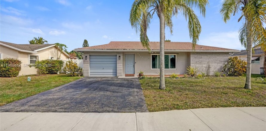 House in Tamarac, Florida 2 bedrooms, 120.22 sq.m. № 2027711