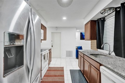 House in Tamarac, Florida 2 bedrooms, 120.22 sq.m. № 2027711 - photo 15