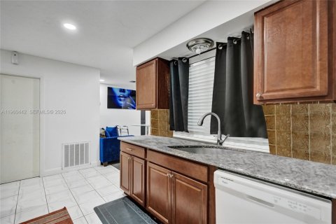 House in Tamarac, Florida 2 bedrooms, 120.22 sq.m. № 2027711 - photo 14