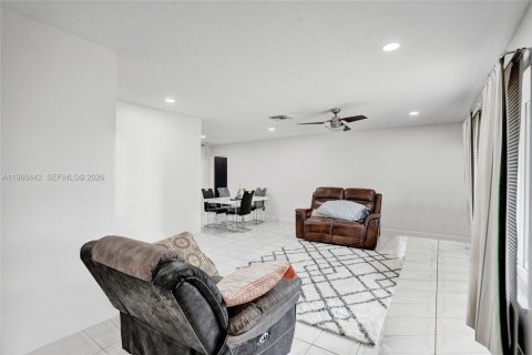 House in Tamarac, Florida 2 bedrooms, 120.22 sq.m. № 2027711 - photo 17