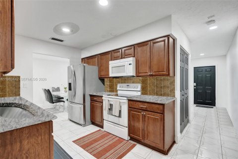 House in Tamarac, Florida 2 bedrooms, 120.22 sq.m. № 2027711 - photo 11