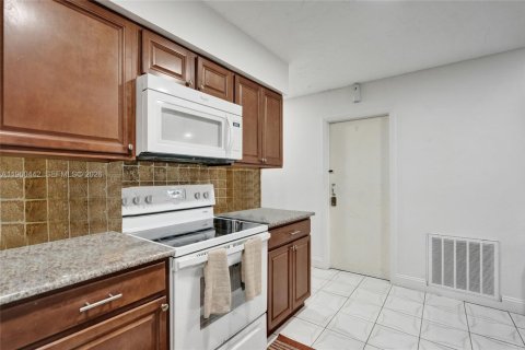 House in Tamarac, Florida 2 bedrooms, 120.22 sq.m. № 2027711 - photo 13