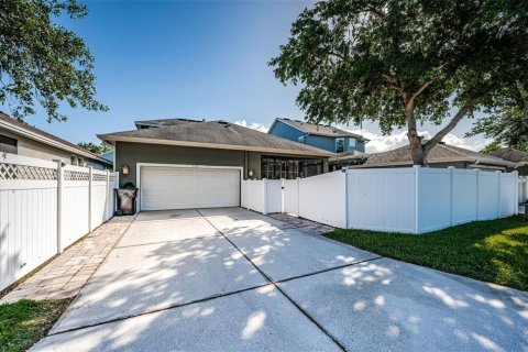 House in New Port Richey, Florida 4 bedrooms, 265.7 sq.m. № 1629470 - photo 20