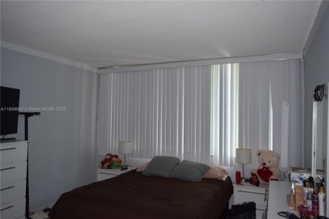 Condo in North Bay Village, Florida, 1 bedroom  № 1887348 - photo 21
