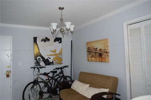 Condo in North Bay Village, Florida, 1 bedroom  № 1887348 - photo 16