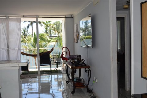 Condo in North Bay Village, Florida, 1 bedroom  № 1887348 - photo 7