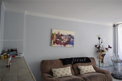 Condo in North Bay Village, Florida, 1 bedroom  № 1887348 - photo 18
