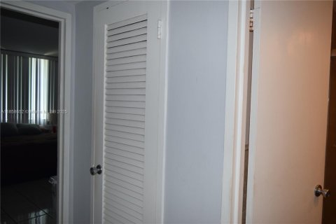 Condo in North Bay Village, Florida, 1 bedroom  № 1887348 - photo 22