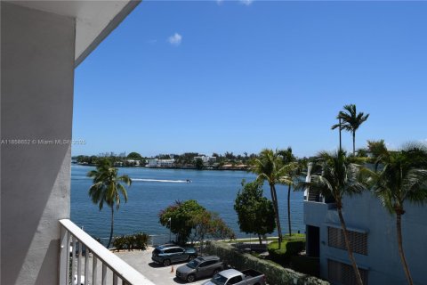 Condo in North Bay Village, Florida, 1 bedroom  № 1887348 - photo 3