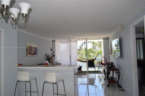 Condo in North Bay Village, Florida, 1 bedroom  № 1887348 - photo 5