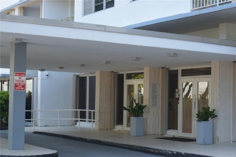 Condo in North Bay Village, Florida, 1 bedroom  № 1887348 - photo 1