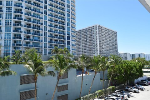 Condo in North Bay Village, Florida, 1 bedroom  № 1887348 - photo 12
