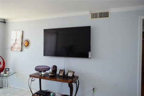 Condo in North Bay Village, Florida, 1 bedroom  № 1887348 - photo 15