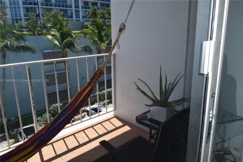 Condo in North Bay Village, Florida, 1 bedroom  № 1887348 - photo 10