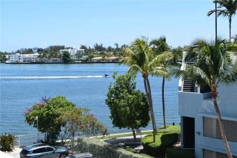 Condo in North Bay Village, Florida, 1 bedroom  № 1887348 - photo 2