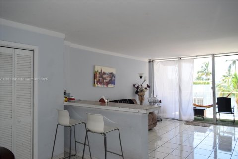 Condo in North Bay Village, Florida, 1 bedroom  № 1887348 - photo 13