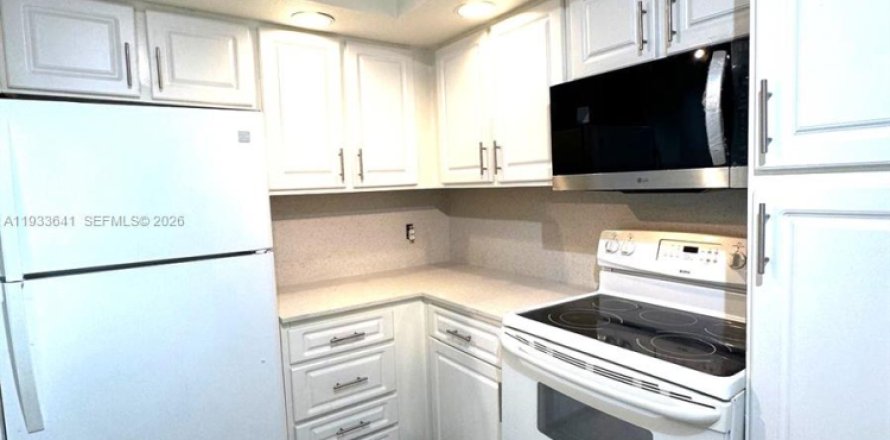 Кондоминиум с 2 спальнями в Маргит, Флорида № 1999685