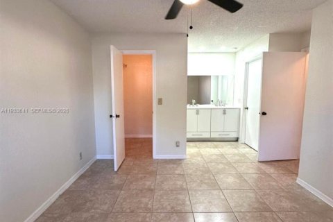 Снять в аренду кондоминиум в Маргит, Флорида 2 спальни, 84.73м2, № 1999685 - фото 11