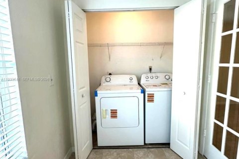 Снять в аренду кондоминиум в Маргит, Флорида 2 спальни, 84.73м2, № 1999685 - фото 8