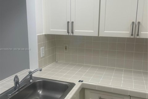 Condo in Miami, Florida, 2 bedrooms  № 1984160 - photo 2