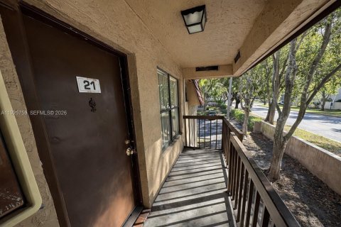 Condo in Miami, Florida, 2 bedrooms  № 1984160 - photo 13