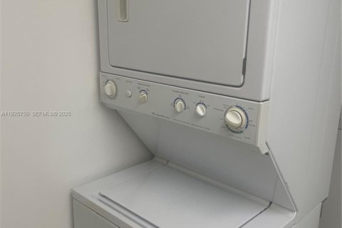 Condo in Miami, Florida, 2 bedrooms  № 1984160 - photo 7