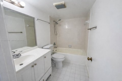 Condo in Miami, Florida, 2 bedrooms  № 1984160 - photo 12
