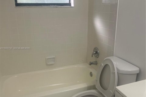 Condo in Miami, Florida, 2 bedrooms  № 1984160 - photo 4