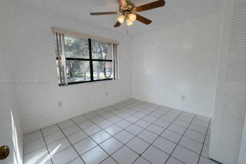 Condo in Miami, Florida, 2 bedrooms  № 1984160 - photo 10
