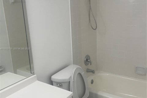 Condo in Miami, Florida, 2 bedrooms  № 1984160 - photo 3