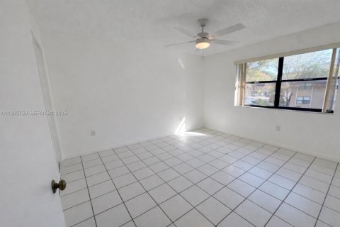 Condo in Miami, Florida, 2 bedrooms  № 1984160 - photo 11
