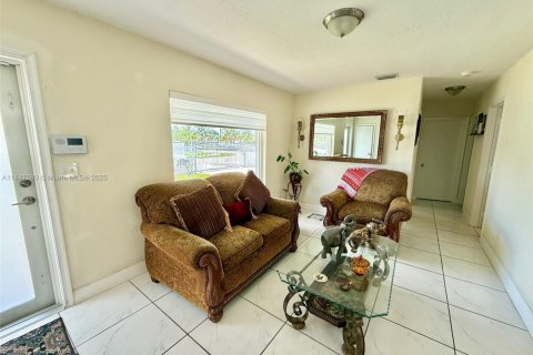 House in Miami Gardens, Florida 4 bedrooms, 141.4 sq.m. № 1847761 - photo 2