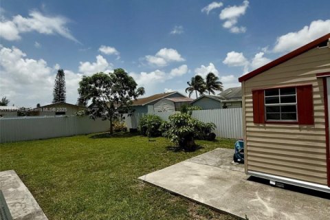 House in Miami Gardens, Florida 4 bedrooms, 141.4 sq.m. № 1847761 - photo 10
