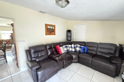 House in Miami Gardens, Florida 4 bedrooms, 141.4 sq.m. № 1847761 - photo 5